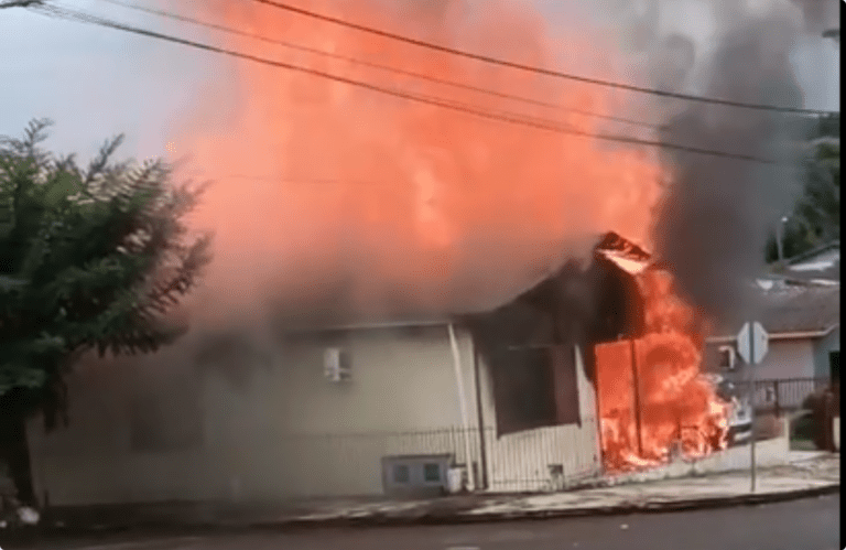 [Vídeos] Incêndio de grandes proporções atinge residência em São Domingos
