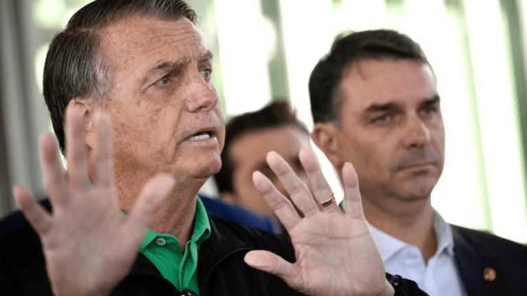 Jair Bolsonaro deixa hospital e inicia prisão domiciliar em Brasília
