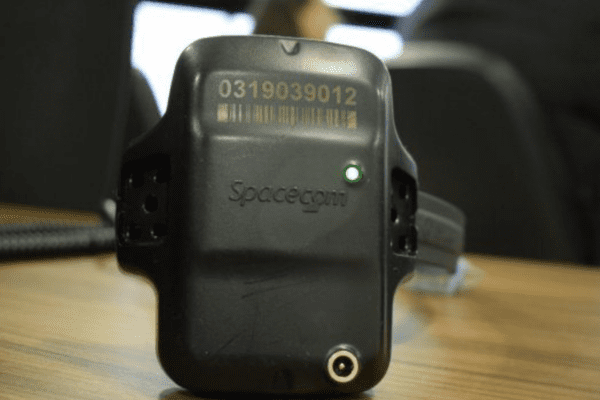 Imagem de uma tornozeleira eletrônica