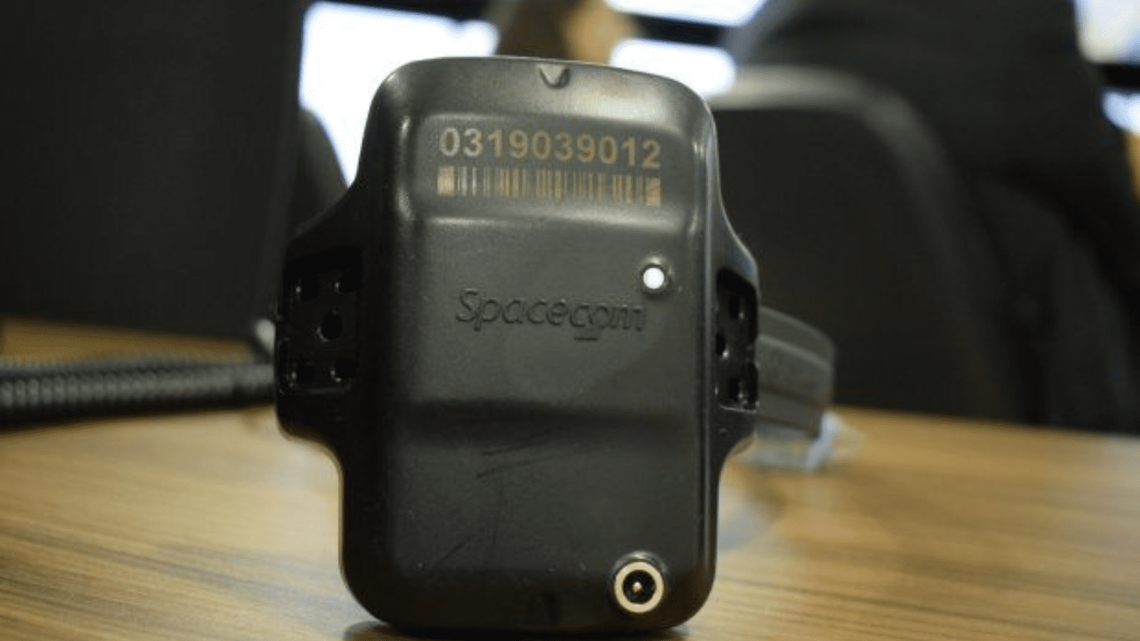 Imagem de uma tornozeleira eletrônica