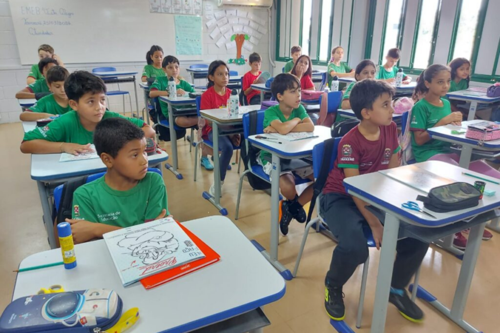 Sala de aula cheia de alunos em Xanxerê, para as aulas do Proerd.