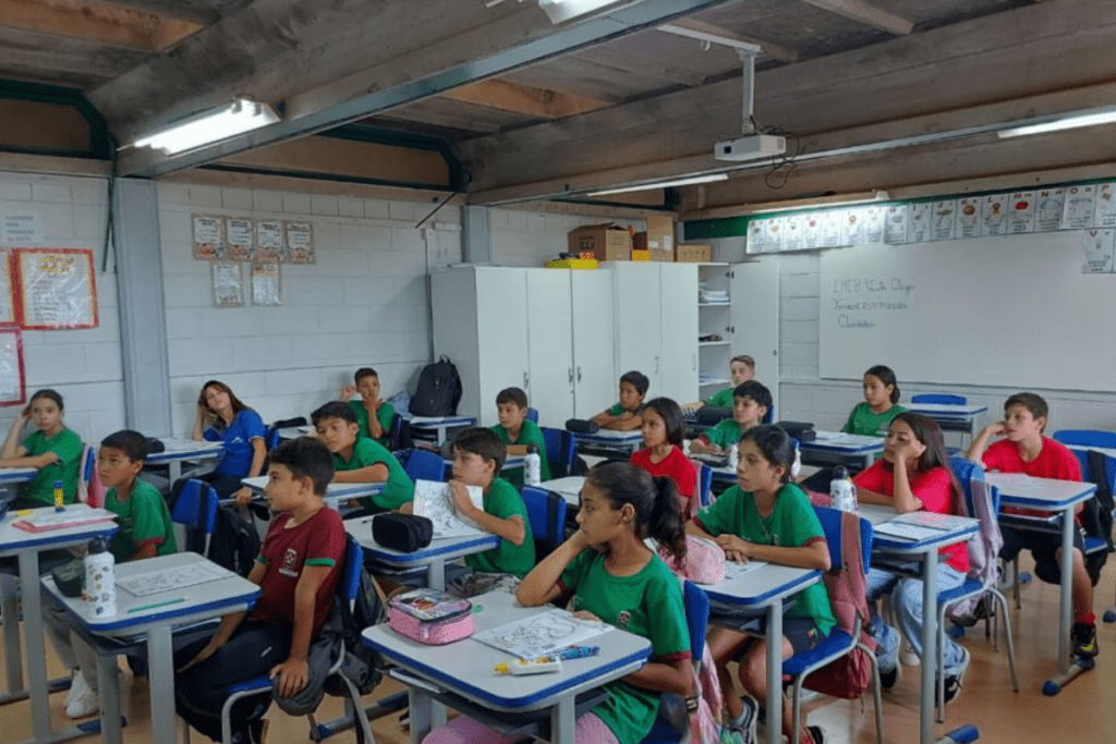 Sala de aula cheia de alunos em Xanxerê, para as aulas do Proerd.