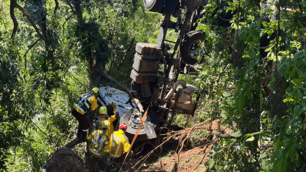 Caminhão caído em ribanceira na BR-282 em Cordilheira Alta com Bpmbeiros no resgate da vítima.