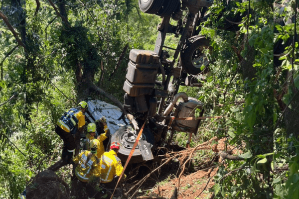 Caminhão caído em ribanceira na BR-282 em Cordilheira Alta com Bpmbeiros no resgate da vítima.