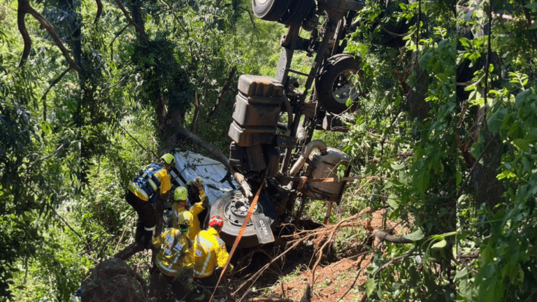 Motorista cai com caminhão em ribanceira na BR-282 em Cordilheira Alta