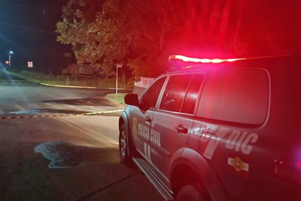 Viatura da Polícia Civil no local do homicídio de jovem de 19 anos em Maravilha/SC