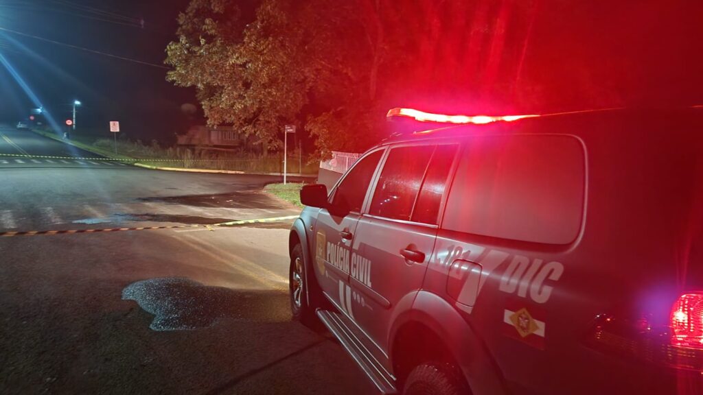 Viatura da Polícia Civil no local do homicídio de jovem de 19 anos em Maravilha/SC