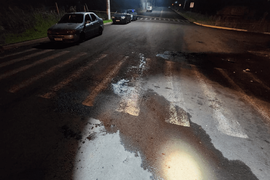 Rua asfaltada á noite na cidade de Maravilha onde ocorreu homicídio de jovem de 19 anos