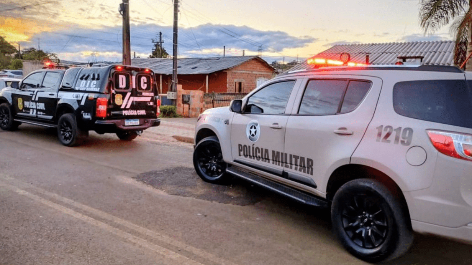 Imagem de uma viatura da Polícia Militar e á frente outra viatura da Polícia Civil (DIC)