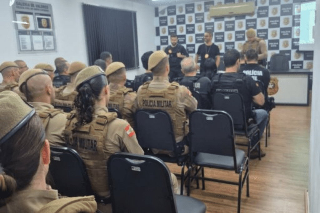 Imagem mostra sala com policiais da Delegacia de Investigação Criminal e da Delegacia de Proteção à Criança, Adolescente, Mulher e Idoso de Xanxerê, além de equipes do 30º Batalhão da Polícia Militar, se preparando para operação tráfico Xanxerê