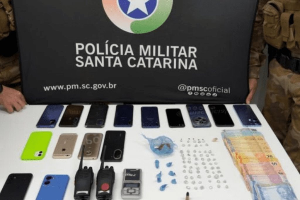 Imagem mostra aparelhos celulares, dinheiro em espécie e objetos frequentemente associados ao comércio de drogas, como balanças de precisão e materiais utilizados para embalar entorpecentes.