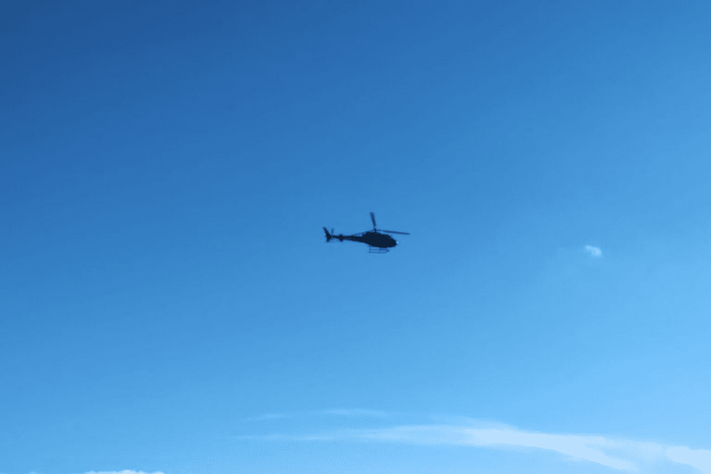 Helicóptero voando