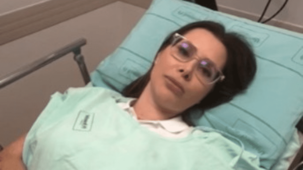 Imagem de Carol de Toni em cama de hospital