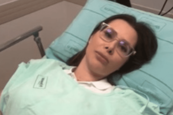 Imagem de Carol de Toni em cama de hospital