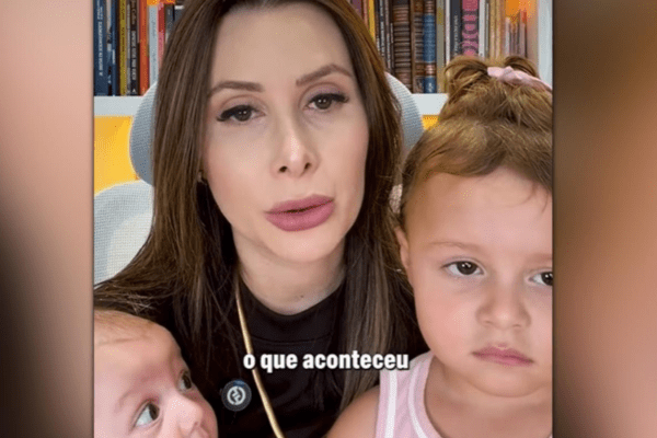 Imagem da Deputada Carol de Toni com as duas filhas