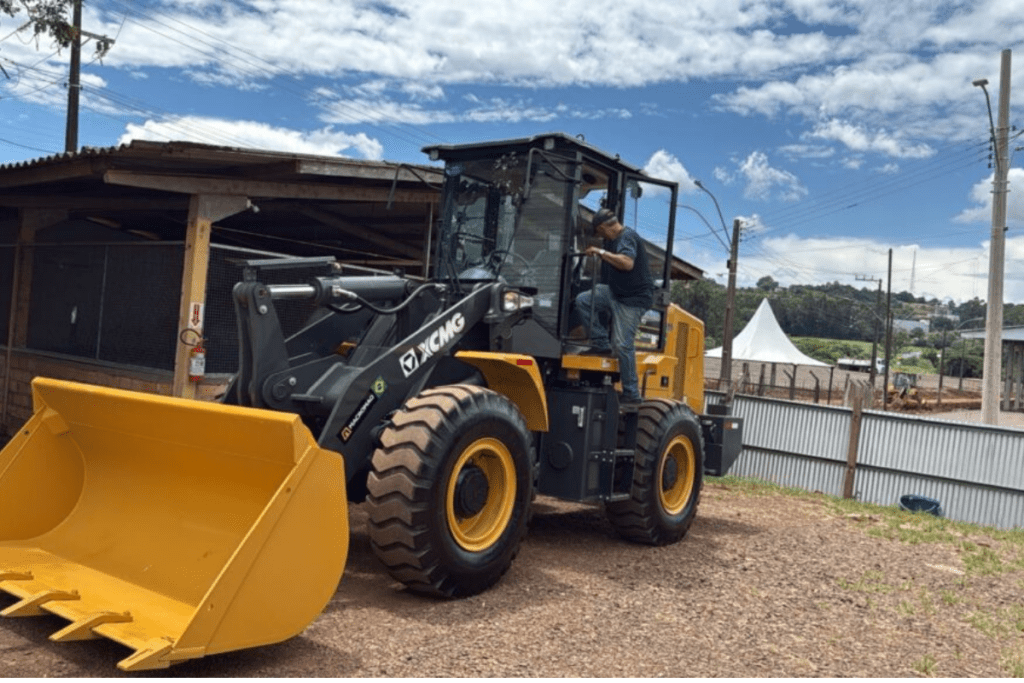 Pá carregadeira adquirida pela prefeitura de Xanxerê, em investimento de 1,4 milhão para infraestrutura