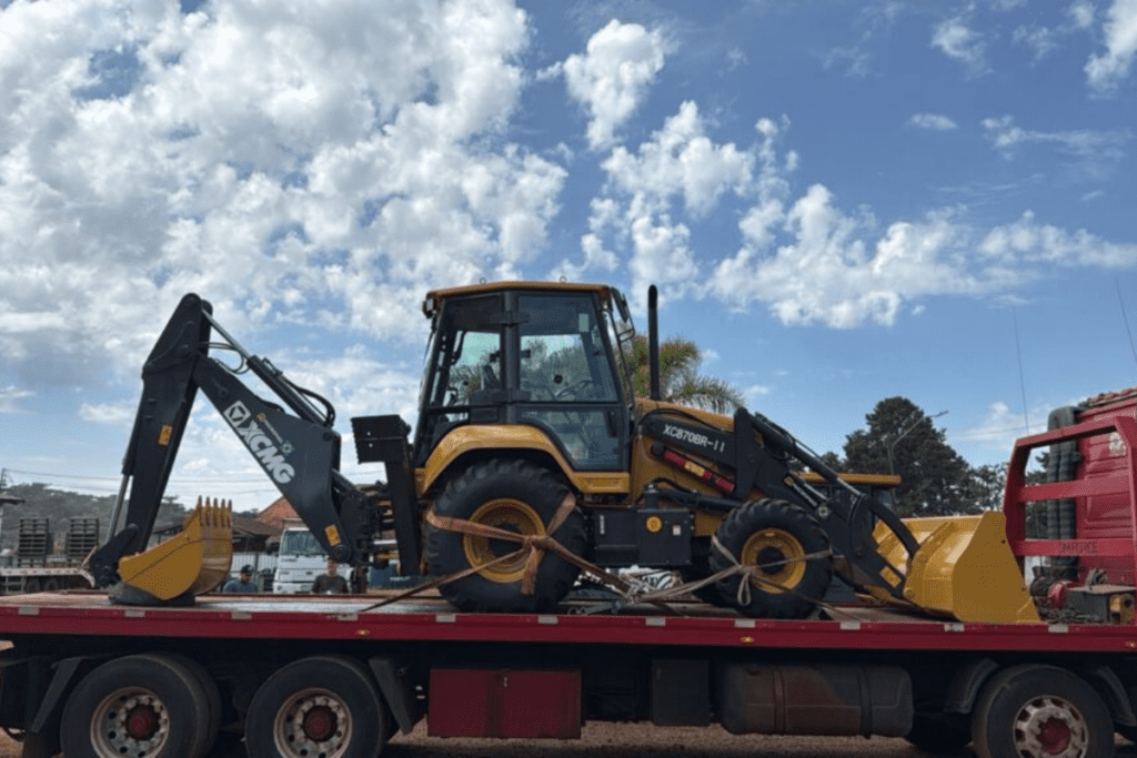 retroescavadeira adquirida pela prefeitura de Xanxerê, em investimento de 1,4 milhão para infraestrutura