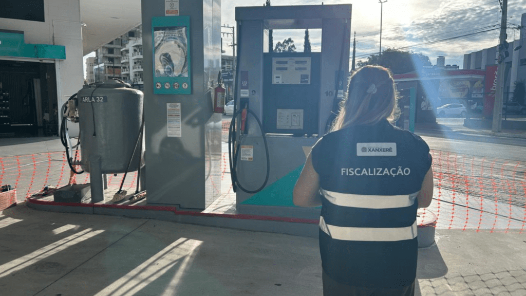 Agente do Procon durante fiscalização em posto de combustível em Xanxerê, após alta do diesel.
