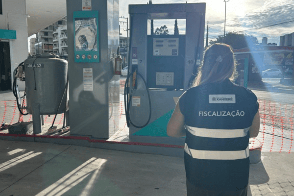 Agente do Procon durante fiscalização em posto de combustível em Xanxerê, após alta do diesel.