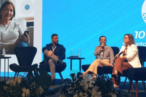 Imagem de auditório com pessoas sentadas