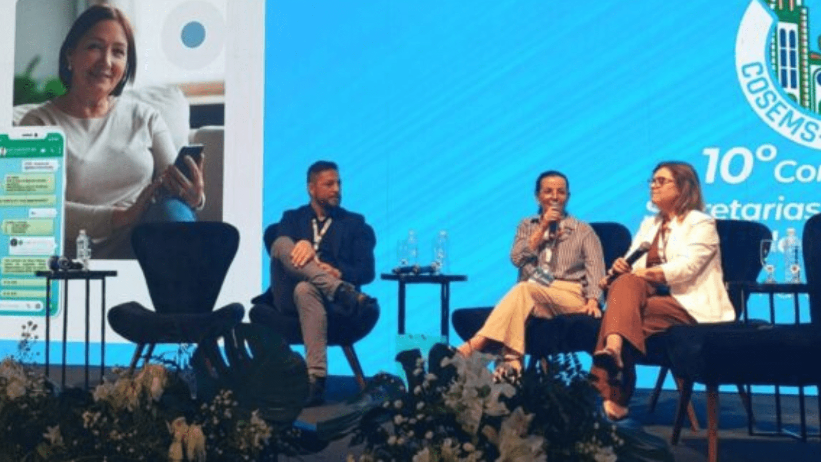 Imagem de auditório com pessoas sentadas