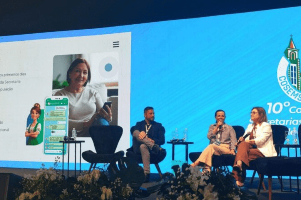 Imagem do palco de auditório com pessoas sentadas. Equipe da saúde de Xanxerê
