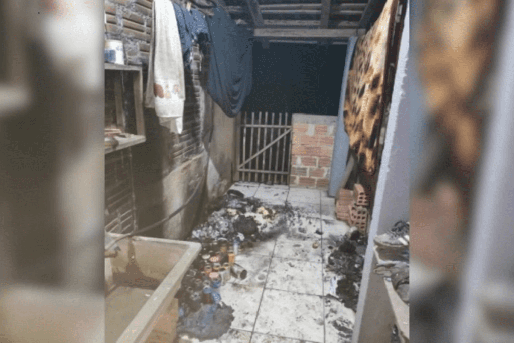 Interior de casa incendiada onde foi achado o corpo de mulher ítima de feminicídio em Canoinhas/SC