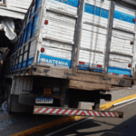 Um caminhão batido e com a cabine dentro de um estabelecimento após acidente