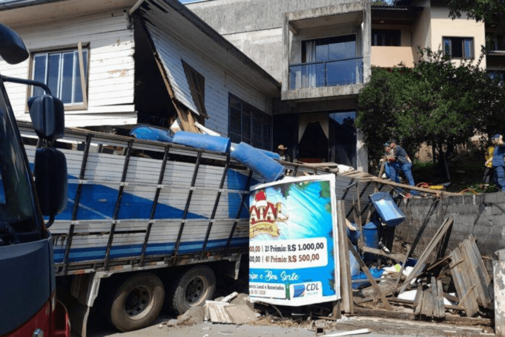 Imagem de caminhão batido e dentro de estabelecimento. Estabelecimento ficou destruído.