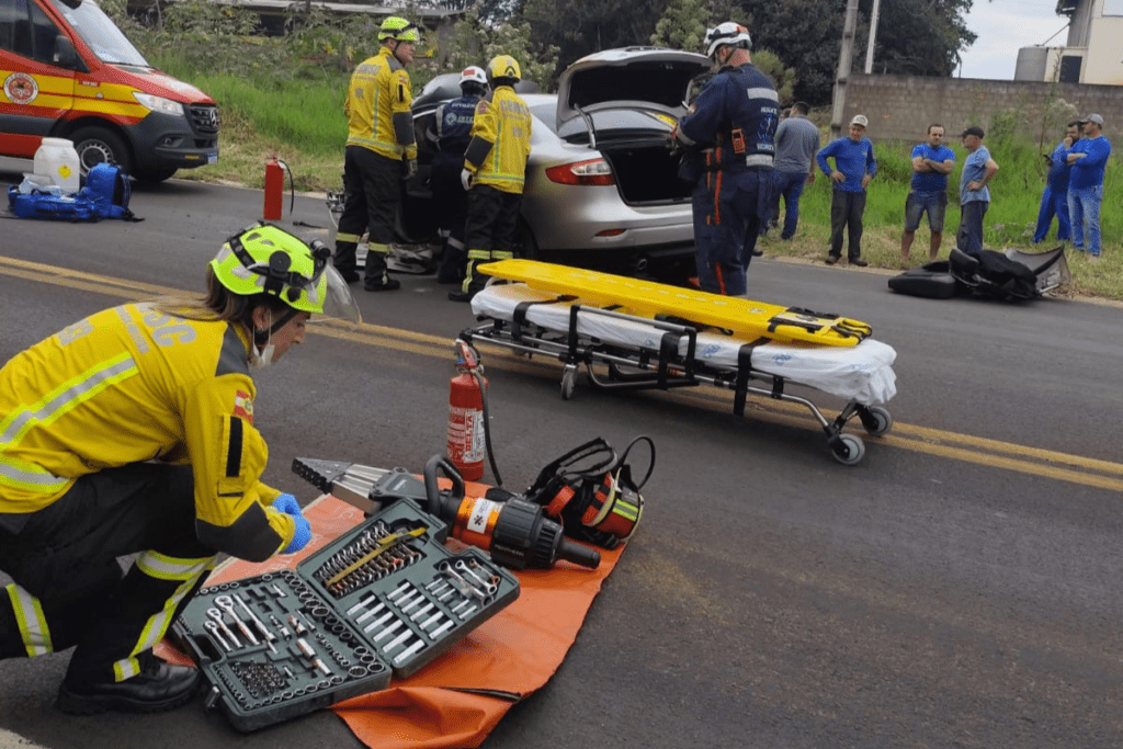 Imagem de rodvia com bombeiros em atendimento á um acidente na BR-282 em Chapecó