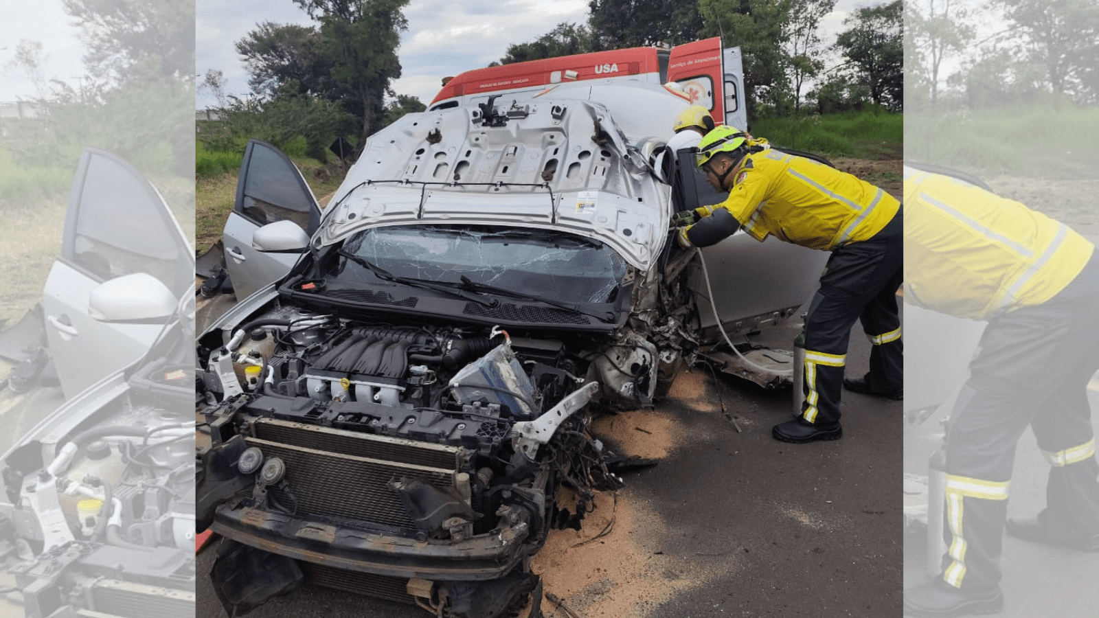 Imagem de carro com a frente destruída em acidente e bombeiro olhando pela janela.