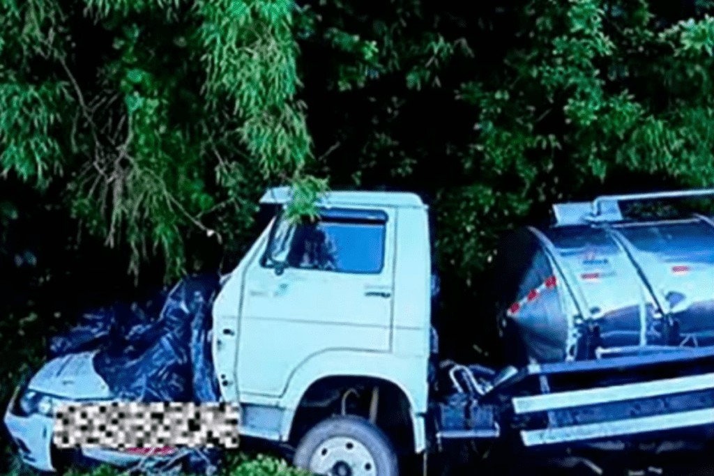 Um veículo Gol, colidiu de frente contra um caminhão.