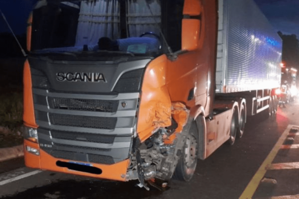 Caminhão Scania com a frente amassada após colisão com veículo Corsa