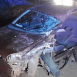 Veículo Chevrolet Corsa com a frente destruída após colisão