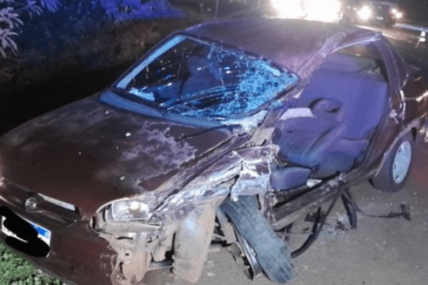 Veículo Chevrolet Corsa com a frente destruída após colisão
