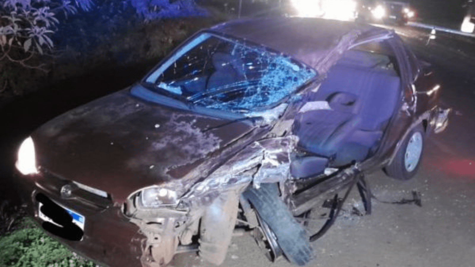 Veículo Chevrolet Corsa com a frente destruída após colisão