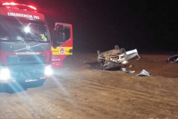 Imagem de um carro capotado na BR-282