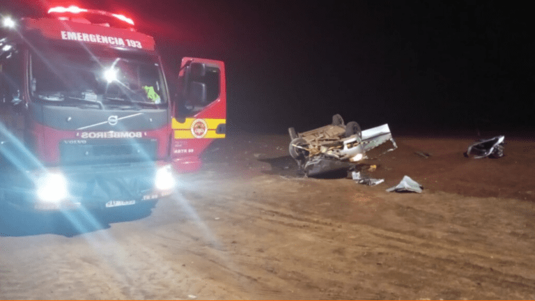 Motorista fica preso nas ferragens após capotamento na BR-282