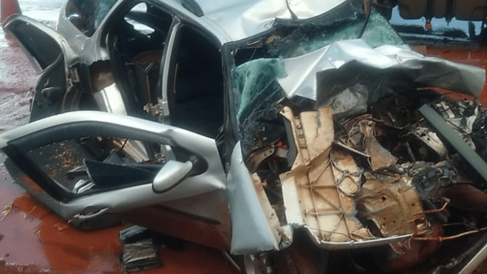 Motorista preso em ferragens após colisão carro-caminhão em Abelardo Luz