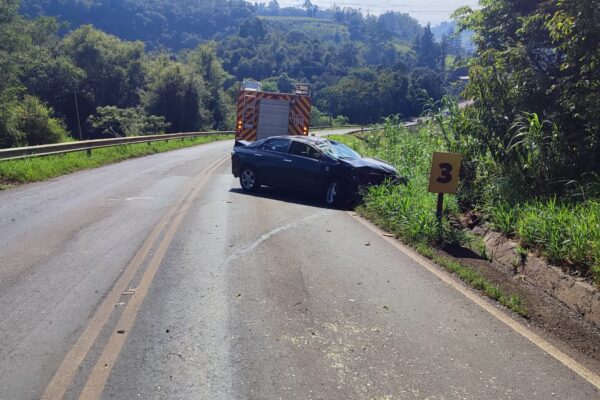 imagem de rodovia com veículo na lateral após capotamento