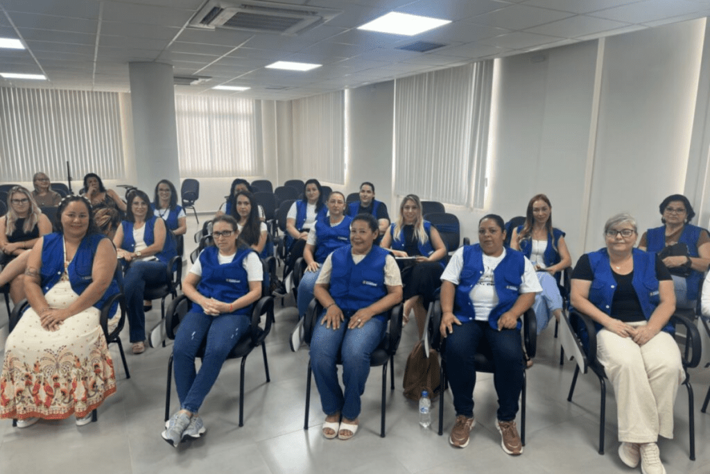 Sala de aula com várias pessoas do curso Técnico em Agentes Comunitários de Saúde em Xanxerê