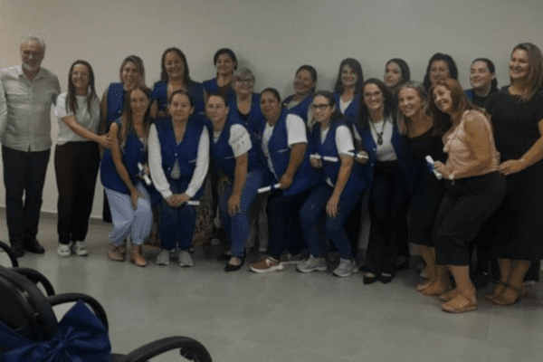 Sala de aula com várias pessoas em formatura do curso Técnico em Agentes Comunitários de Saúde em Xanxerê