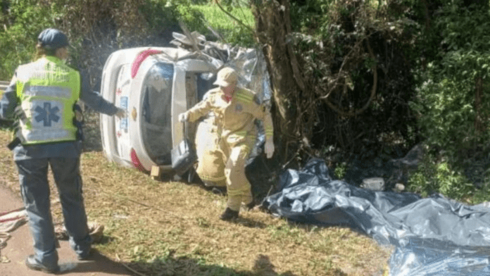 Socorristas em atendimento ao acidente com veículo da Saúde de São Bernardino