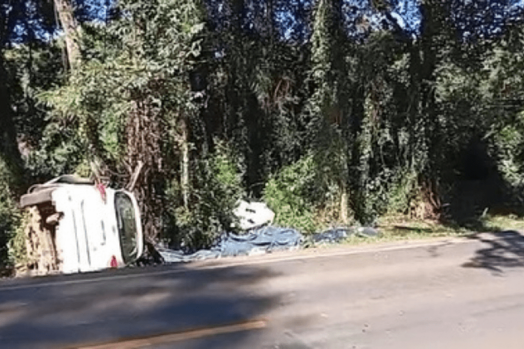 Veículo da Saúde de São Bernardino capotado na PR-158 em acidente que deixou 4 vítimas fatais.