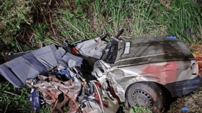 Veículo destruído após colisão com Volvo FH na BR-282 em Ponte Serrada