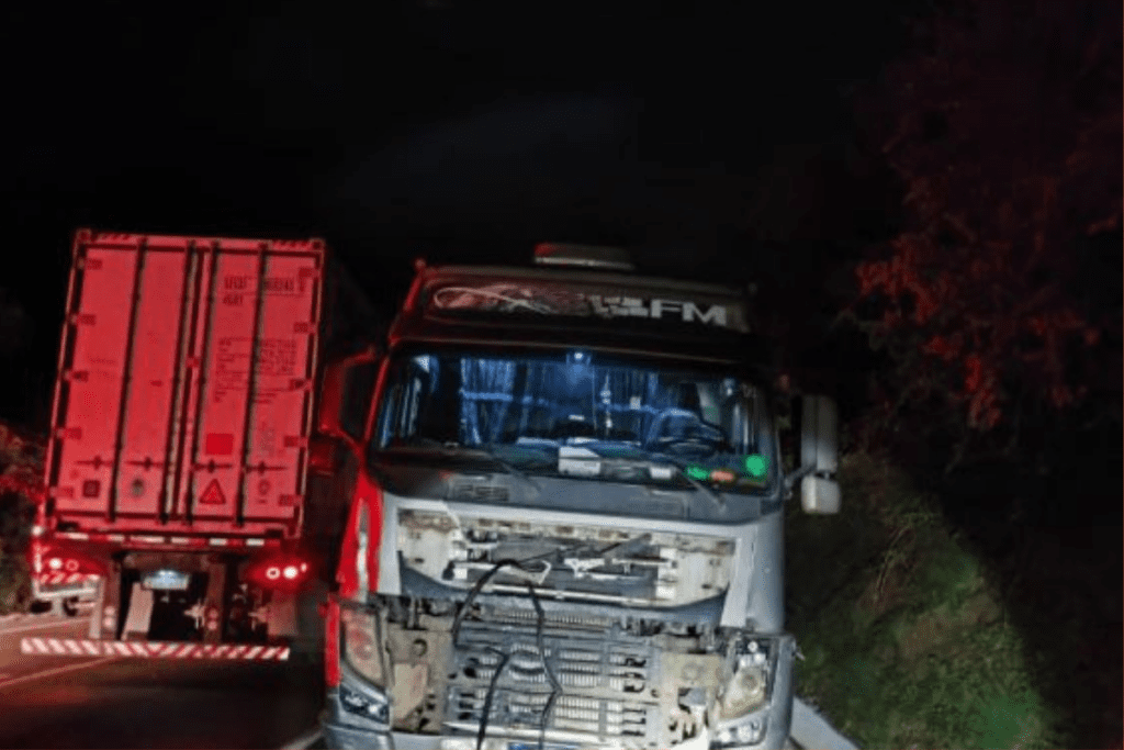 Caminhão Volvo FH envolvido no acidente em Ponte Serrada com VW Parati.