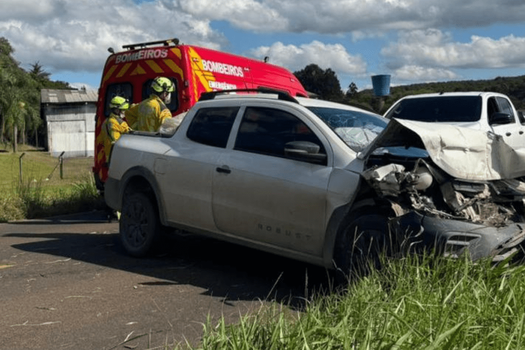 Saveiro com frente destruída em acidente entre Chapecó e Guatambú