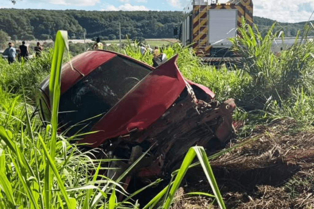 Ford Ka com frente destruída em acidente entre Chapecó e Guatambú