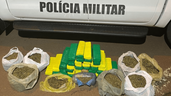 Veículo da PMRv com 42 kg de maconha ao lado pós apreensão em Bom Jesus