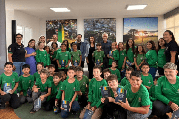 Alunos da escola Monteiro Lobato, prefeito e vice em foto na prefeitura